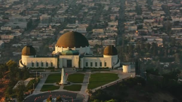 朝の栄光 ロサンゼルスを見下ろすグリフィス天文台の空中4K映像 — ストック動画