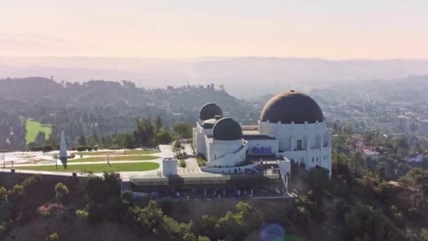 朝の栄光 ロサンゼルスを見下ろすグリフィス天文台の空中4K映像 — ストック動画