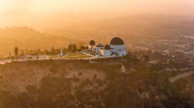Morning Glory: Griffith Gözlemevi 'nin Los Angeles' a bakan 4K görüntüsü