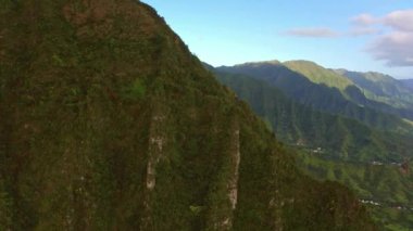 Havadan Yolculuk: Hawaii Otoyolu H3 'ün Haiku Vadisi Tünellerinden geçerken 4K görüntüsü