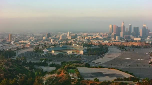 Πρωινή Λάμψη Αεροφωτογραφία Του Dodgers Stadium Και Του Downtown Los — Αρχείο Βίντεο