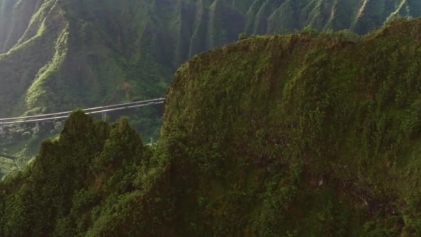 Viaje Aéreo Vista Autopista Hawaiana Que Pasa Través Los Túneles — Vídeos de Stock