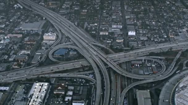 Convergencia Urbana Vista Aérea Gran Intersección Carreteras Los Ángeles — Vídeo de stock