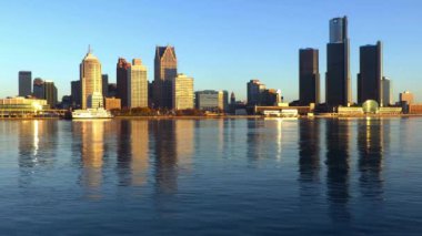 Dynamic Detroit: Detroit Nehri üzerindeki Michigan 'ın En Büyük Şehri ve Key Port' unun 4K 'lık Büyütücü Videosu