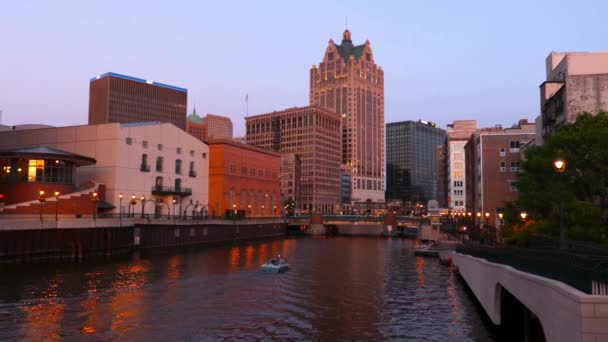 Riverside Serenity Oszałamiające Wideo Rzeki Milwaukee Wzdłuż Rzeki Centrum Milwaukee — Wideo stockowe