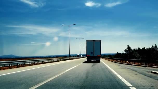 Sunny Highway Drive Achteraanzicht Van Vrachtwagen Vanachter Auto Een Zomerdag — Stockvideo