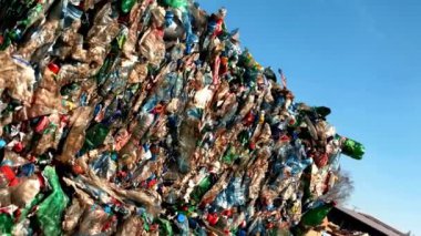 Çevresel Farkındalık: Sıkıştırılmış su ve soda şişeleriyle Plastik Atık Toplama Merkezinin Yavaş Pan 'ı (4K Video))