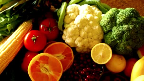 Bountiful Harvest Duży Stos Świeżych Owoców Warzyw Stole Widok Góry — Wideo stockowe