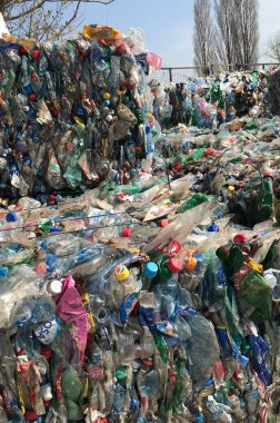 Çevresel Farkındalık: Sıkıştırılmış su ve soda şişeleriyle Plastik Atık Toplama Merkezinin Yavaş Pan 'ı (4K görüntü))