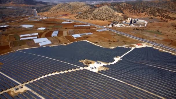 Высотная Мощность Вид Солнечную Электростанцию Рядом Горным Шоссе Uhd Aerial — стоковое видео