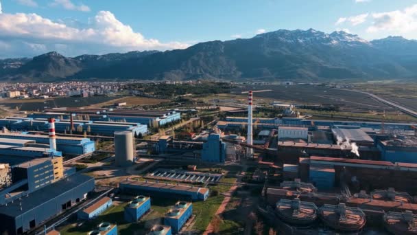 高められた視点 アルミニウム冶金工場が付いている産業区域の4Kの超Hdビデオ — ストック動画