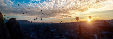 Büyüleyici Gündoğumu Uçuşu: 4K Ultra HD Kapadokya Vadisi Üzerinde Sıcak Hava Balonları