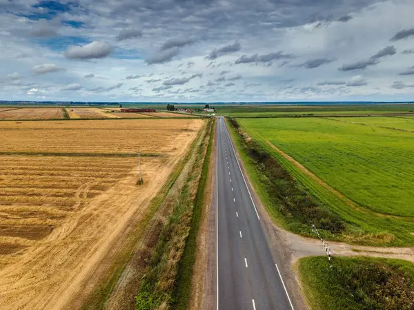 Heartland 'a Giden Otoyol: 4K Ultra HD Hava Görüntüsü Tarımsal Alanlar Arasındaki Çok Yollu Otoyol