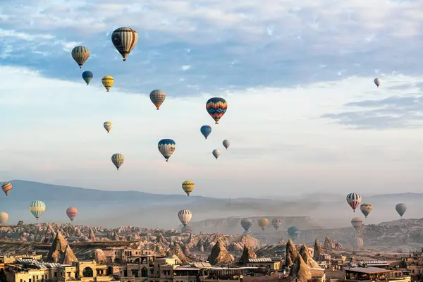 Büyüleyici Gündoğumu Uçuşu Ultra Kapadokya Vadisi Üzerinde Sıcak Hava Balonları Stok Fotoğraf