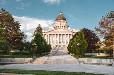 Mimari Harika: 4K Ultra HD 'deki Salt Lake City State Capitol Binasının Düşük Açı Çekimi