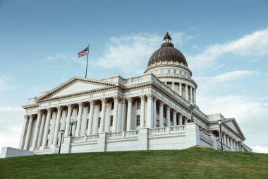 Mimari Harika: 4K Ultra HD 'deki Salt Lake City State Capitol Binasının Düşük Açı Çekimi