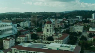4K Ultra HD İnsansız Hava Aracı Videosu: Pasadena, Kaliforniya 'daki Belediye Binasında Dramatik Bulutlar Taşınıyor