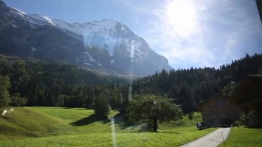 4K Ultra HD Video: Majestik Dağlar Arasında Hareket Eden Trenden Hava Görüntüsü