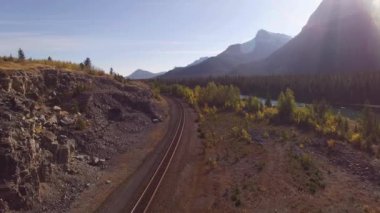 Sersemletici 4K Görüntüsü: Train Train Seyahat Perspektifi Manzaralı Nehir ve Ormanlık Orman İçi