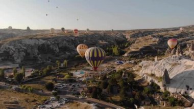 4K Ultra HD Video: Sıcak Hava Balonlarının Iconic Desert Landscape 'ten Kalkışı Görüntüsü