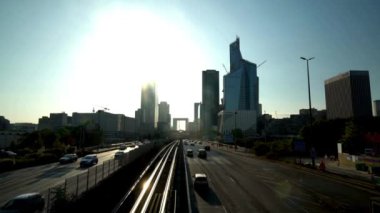 Çarpıcı 4K Görüntüler: Paris La Defense Skyline ve Sarı Gün Batımında Trafik