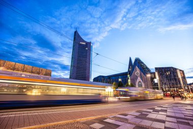 Çarpıcı 4K Görüntü: Augustusplatz, Leipzig 'in alacakaranlık görüntüsü