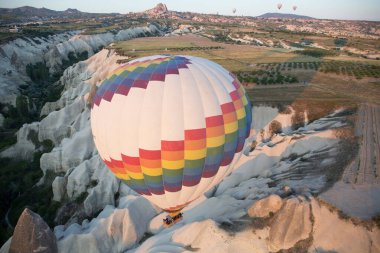 Çarpıcı 4K resmi: Sıcak Hava Balonları Gökyüzüne Başlıyor Çöl Güzelliğinin Üzerinde