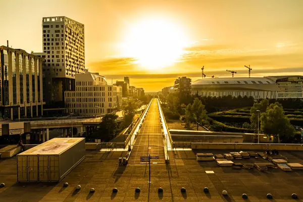 Hava 4K Görüntü: Paris La Defense Skyline Sunset tarafından aydınlatıldı