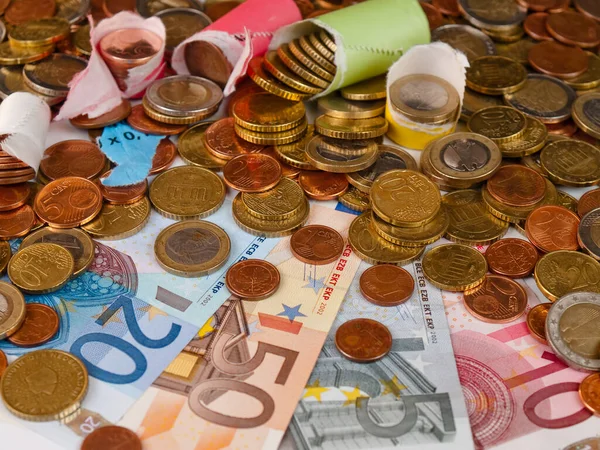 Avro banknotları ve her türlü madeni para yoğun bir şekilde yatay ve yatay olarak dağıtılmaktadır.