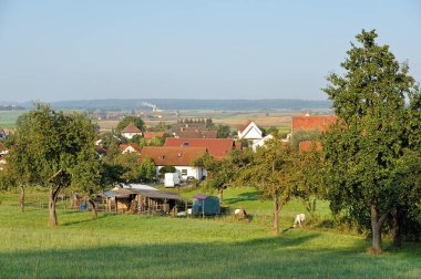 Bir köy manzarası, Oellingen, Wettingen 'in gerisinde, Güney Almanya' da yaz mevsimi