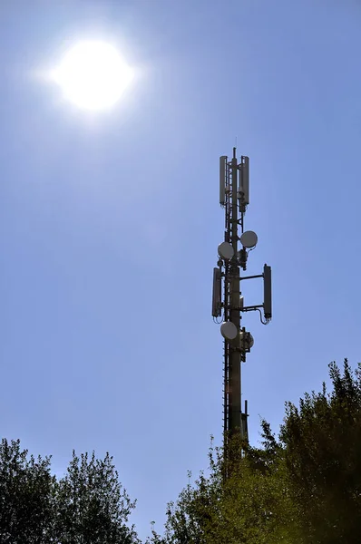Güneşli mavi gökyüzüne karşı bir radyo direği