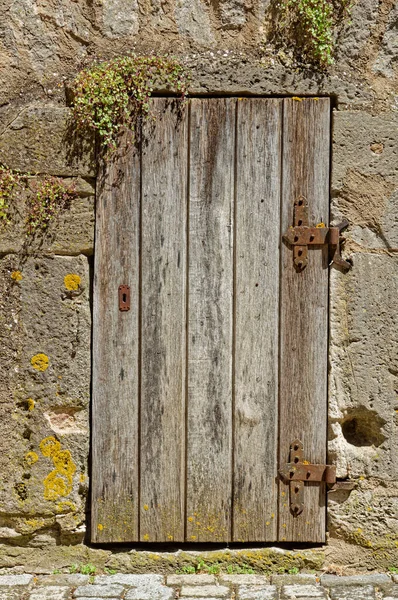 Rothenburg ob der Tauber, Bavyera, Almanya 'da eski bir tarihi duvarda aşınmış ahşap bir kapı.