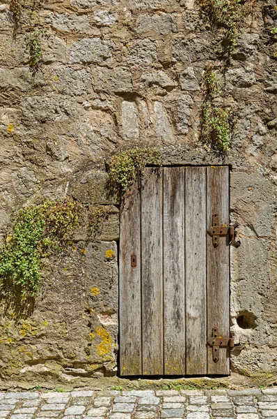 Rothenburg ob der Tauber, Bavyera, Almanya 'da eski bir tarihi duvarda aşınmış ahşap bir kapı.