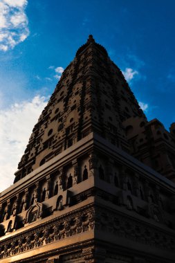 Parlak gökyüzüne karşı büyük mimari ve dini öneme sahip tarihi bir tapınak..