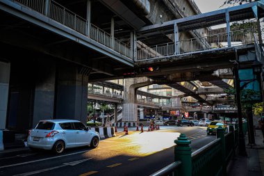 Siyam Paragon Meydanı, Bangkok Tayland arabası Siam Paragon mağazasındaki BTS Gökyüzü Siyam Kavşak İstasyonu 'nun altında yeşil ışık bekliyor.