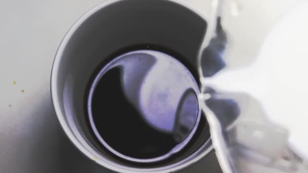 Fermer Café Expresso Verser Lait Dans Une Tasse Latte Glacée — Video
