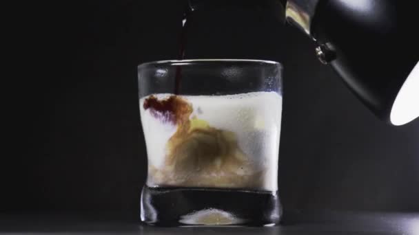 Närbild Iskaffe Espresso Hälla Mjölk Ett Glas Ice Latte Making — Stockvideo