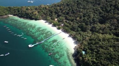 4K Hava Görüntüleri Koh Hey (Mercan Adası), Phuket. Su sporları, beyaz kum ve kristal berrak sular.