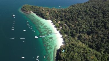 4K Hava Görüntüleri Koh Hey (Mercan Adası), Phuket. Su sporları, beyaz kum ve kristal berrak sular.