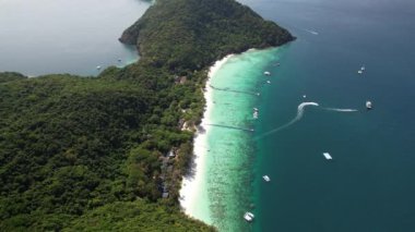 4K Hava Görüntüleri Koh Hey (Mercan Adası), Phuket. Su sporları, beyaz kum ve kristal berrak sular.