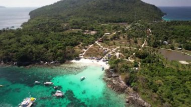 4K Hava Görüntüleri Koh Racha Yai (Raya Adası), Phuket. - Yumuşak beyaz kum ve kristal berrak su