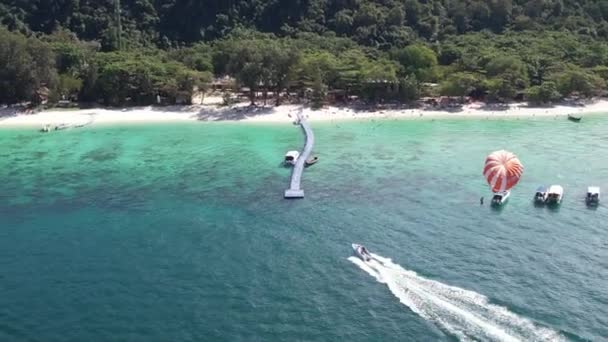 Luchtfoto Koh Hey Coral Island Phuket Met Watersport Wit Zand — Stockvideo