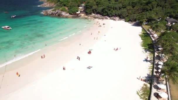 Airialフッテージ ラチャ ラヤ島 プーケット 柔らかい白い砂と透明な水 — ストック動画