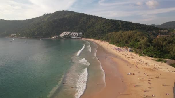 K空中映像 プーケットのナイ ハーンビーチのビデオ 白い砂浜 透き通った海 緑豊かな丘が特徴です — ストック動画