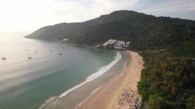 4K Hava Görüntüsü / Nai Harn Sahili Rawai, Phuket - Beyaz kum plajları, kristal berrak sular ve yemyeşil tepeler