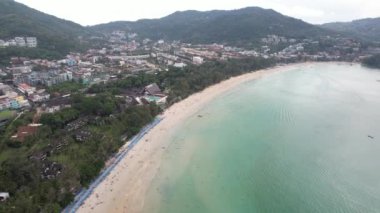 4K Hava Aracı Görüntüsü Kata Sahili, Karon, Phuket, Tayland, Beyaz Kum Sahili, Kristal Temiz Su, Palmiye ağaçları ve botlar