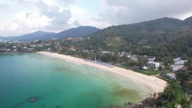 4K Hava Aracı Görüntüsü Kata Noi Sahili, Karon, Phuket, Tayland, Beyaz Kum Sahili, Kristal Açık Su, Palmiye ağaçları ve botlar