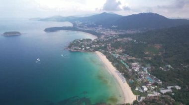 4K Hava Aracı Görüntüsü Kata Noi Sahili, Karon, Phuket, Tayland, Beyaz Kum Sahili, Kristal Açık Su, Palmiye ağaçları ve botlar