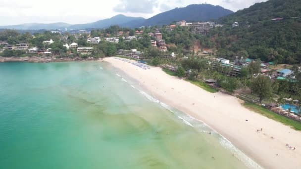 4K空中无人机图像Kata Noi海滩 迷人的白色沙滩 水晶清水 棕榈树和小船 — 图库视频影像