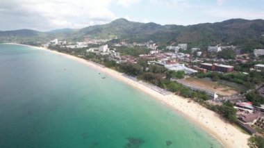 4K Hava Aracı Karon Sahili, Karon, Phuket, Tayland, Beyaz Kum Sahili, Kristal Temiz Su, Palmiye ağaçları ve botlar